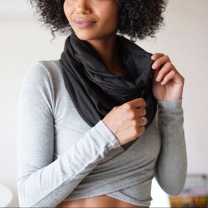 Beyond Yoga Scarf Women’s OS Black Hidden Pocket Infinity